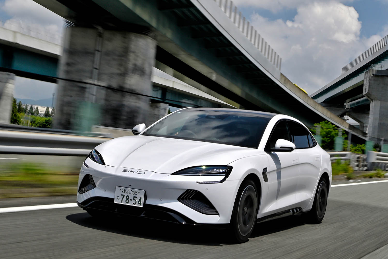 BYD新型「シール」の日本での勝算は? 辛口モータージャーナリストが中華EVセダンをRWDとAWDとで乗り比べ…意外な結果をお届けします ...