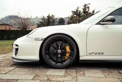 29万1875ユーロ（邦貨換算約4930万円）で落札されたポルシェ「911 GT2 RS」（C）Courtesy of RM Sotheby's