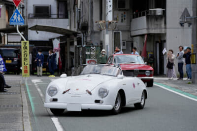 古い街道の三河大野宿では地元のたくさんの人が出迎えてくれた。こちらは1956年式ポルシェ 356Aスピードスター