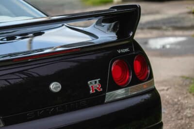 流札となった日産「スカイラインGT-R V-Spec（R33）」（C）Iconic Auctioneers