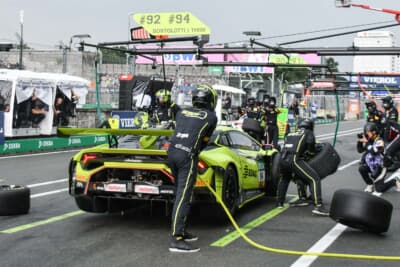 途中で急な雨が降りレインタイヤに交換するチームも