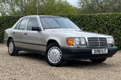 5063ポンド（邦貨換算約97万円）で落札されたメルセデス・ベンツ「300E」（C）ICONIC AUCTIONEERS