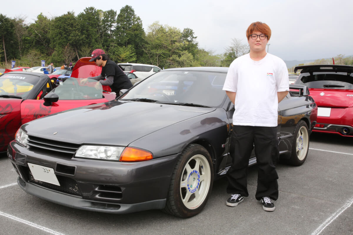 当時仕様がキマっている日産R32型スカイラインGT-Rとオーナーの“かちゅ”さん