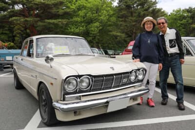 1966年式のニッサン プリンス スカイライン2000GT-Bとオーナーの松﨑秀樹さんと奥様