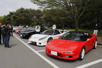 国産スポーツカーはホンダ NSX、三菱 スタリオン、日産 R32型スカイラインGT-Rなど、1980～90年代のスポーツカーが多く参加