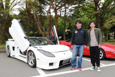 1996年式のホンダ NSX タイプTをベースとしたヴェイルサイドのフォーチュンモデルと、オーナーの松岡さん（左）、ご友人の伊藤修平さん（右）