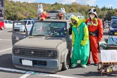 オーナーの“たけヤン”さんと愛車のスズキ ラパン