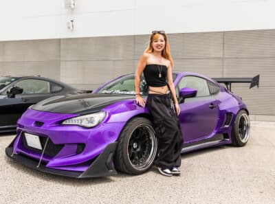 スバル BRZオーナーのしゅりさん。BRZの外観にガーリーな雰囲気は皆無。むしろ男気溢れるスタイルになっている