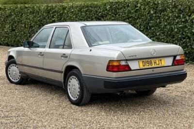 5063ポンド（邦貨換算約97万円）で落札されたメルセデス・ベンツ「300E」（C）ICONIC AUCTIONEERS