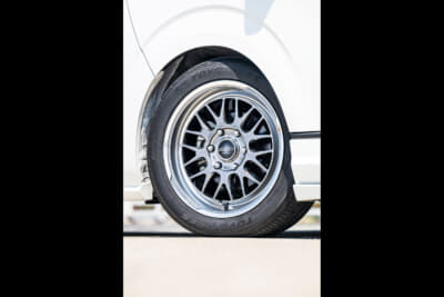 取材車両への装着サイズは、18×7.5インセット38。装着タイヤサイズは225／50-18