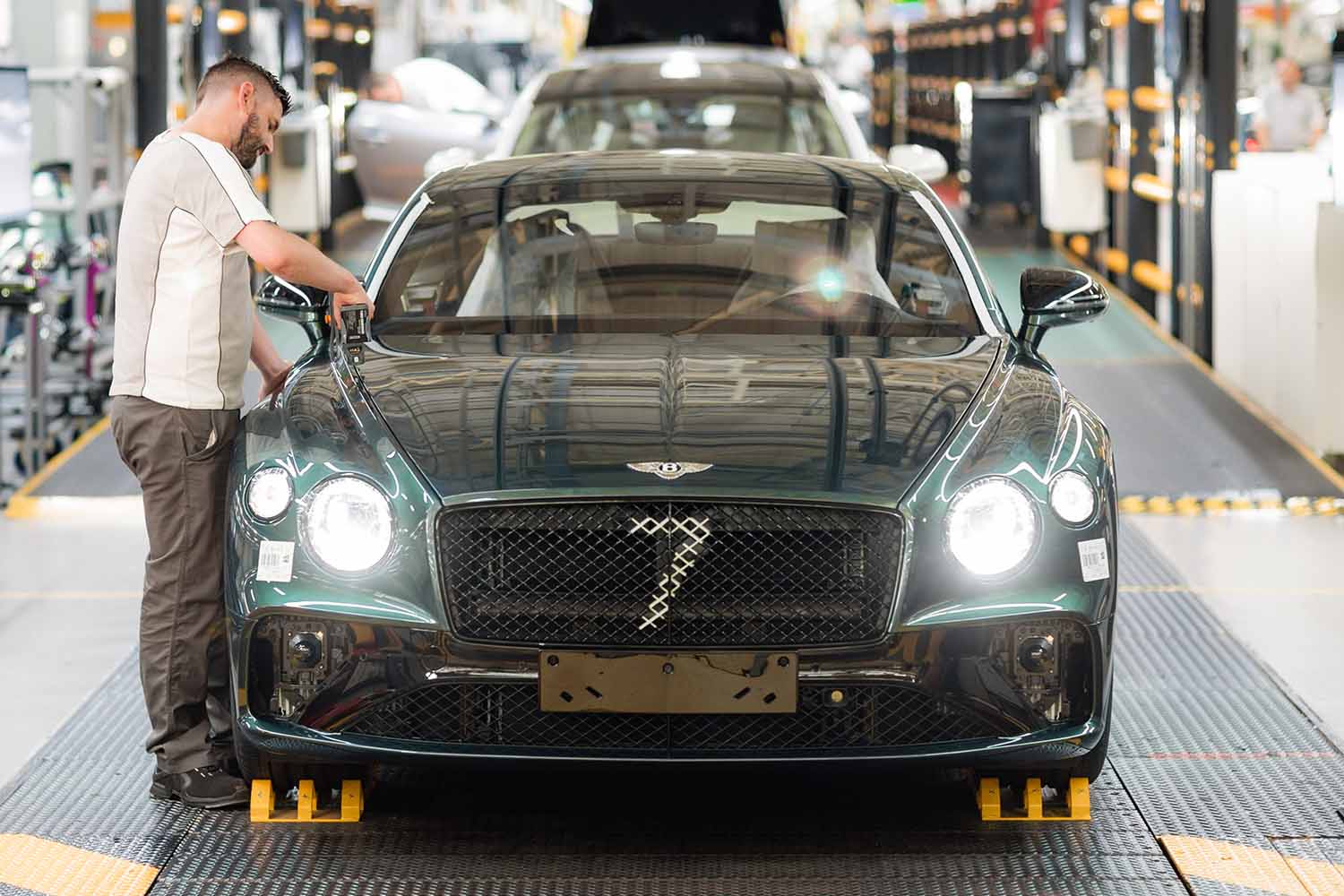 ベントレーは新型車を発表するも上半期の営業利益は33％もダウン