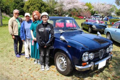 1973年式のアルファ ロメオ ジュリア 1600スーパーと“Rosso Bianco”さんとそのご家族