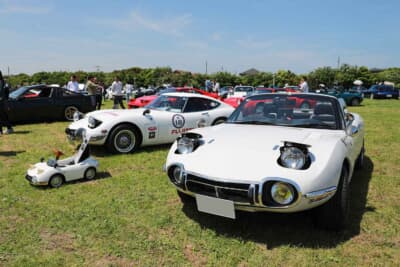 トヨタ「2000GT」が２台も参加！　ではなく、手前の車両はマツダ「ロードスター」がベースのスーパーレプリカ仕様。奥は本物。そして、2000GTのペダルカーも可愛い