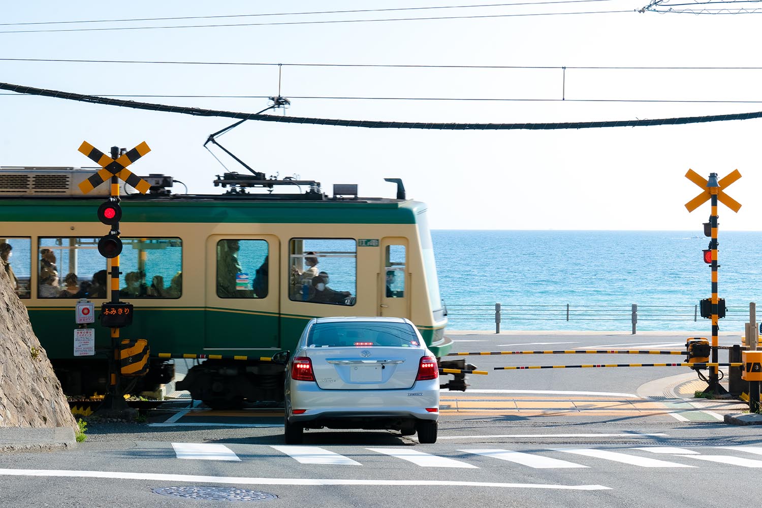 停止線を踏んだだけで違反！ あなたの一時停止は違反かもしれません