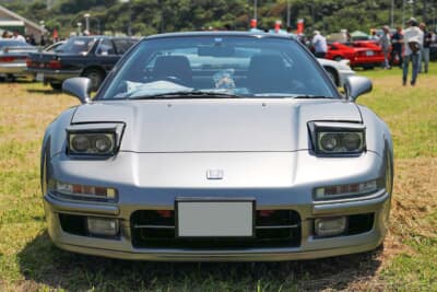 ホンダ NSX：フロントリップはボディ同色に変更するなど、基本はノーマル然としながらも随所にカスタムが施される。初代NA1型 は全世界で約1万9000台弱が販売され、日本ではそのうちの約7400台を販売