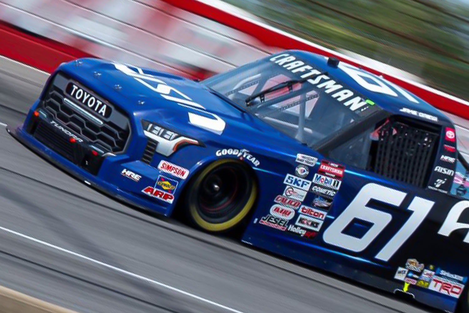 トヨタ「タンドラ」2台体制で臨むも、まさかのトラブル！ NASCAR