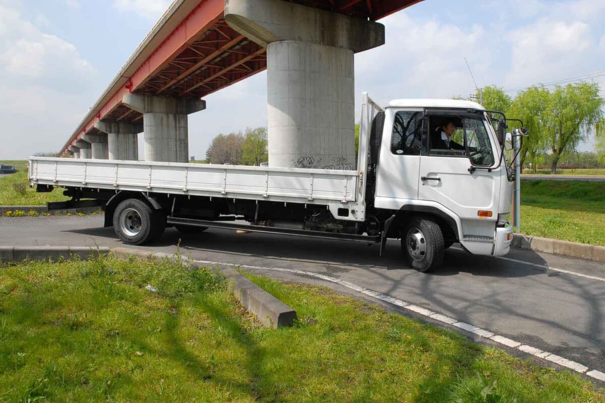 「オーバーハング現象」といい、大型車特有の事故原因にもなっている