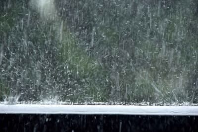 突然の雨は、視界不良になり運転がしにくい