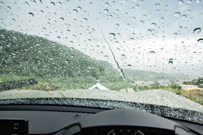 現地に到着するとゲリラ豪雨に……