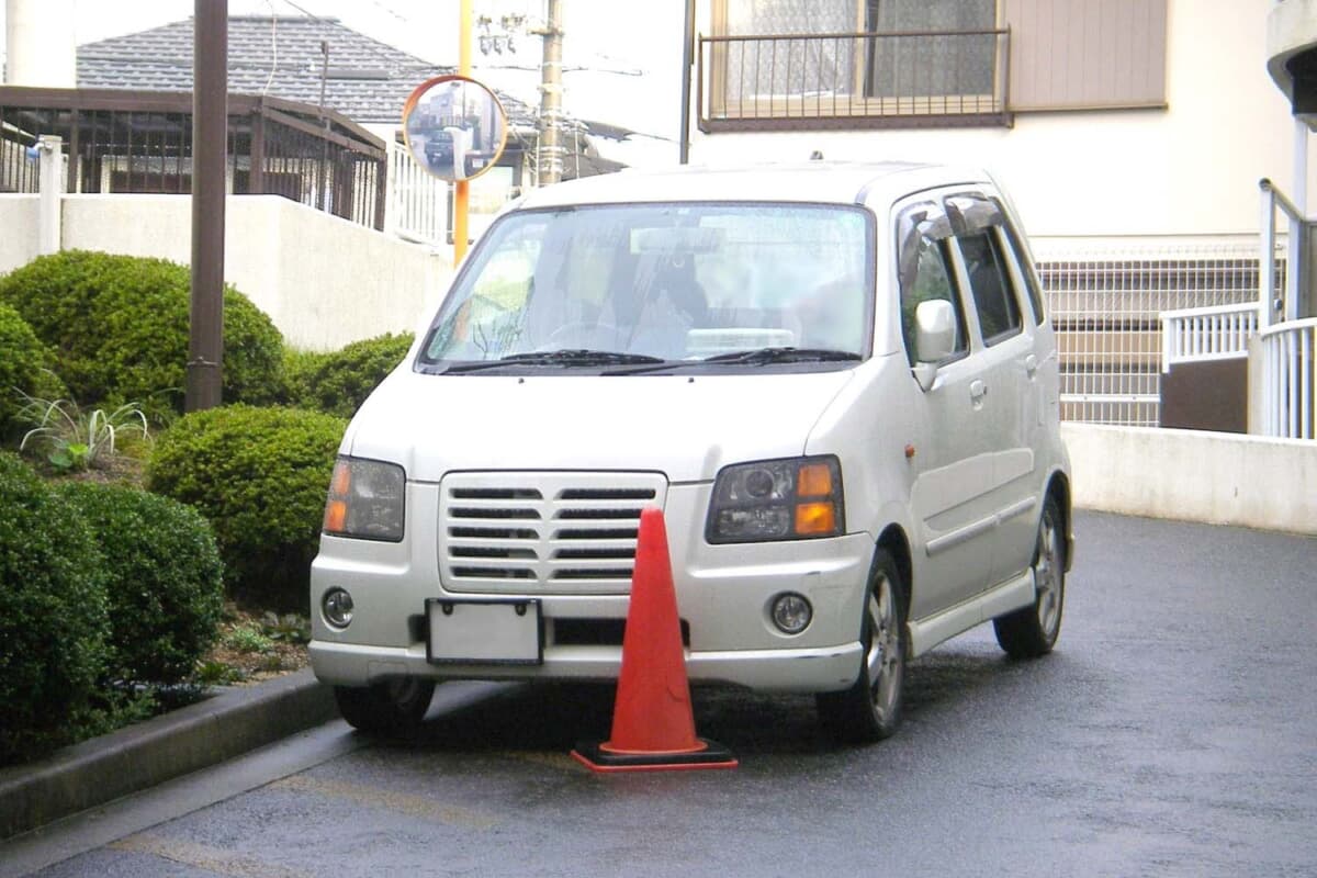 駐車場に無断駐車されても、いわゆる自力救済は法律で禁止されているので、要注意