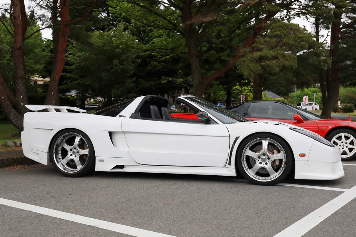 ホンダ NSX：タルガトップのキャビンとリアハッチにNSXの面影が残るが、前後フェンダーやドアパネルなども一新されている