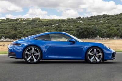 ポルシェ 911 カレラ：前後19／20インチと20／21インチの、7種類のホイールデザインを用意。空気抵抗係数を低減するカーボンブレードを採用したホイールが、カレラに初めて採用された