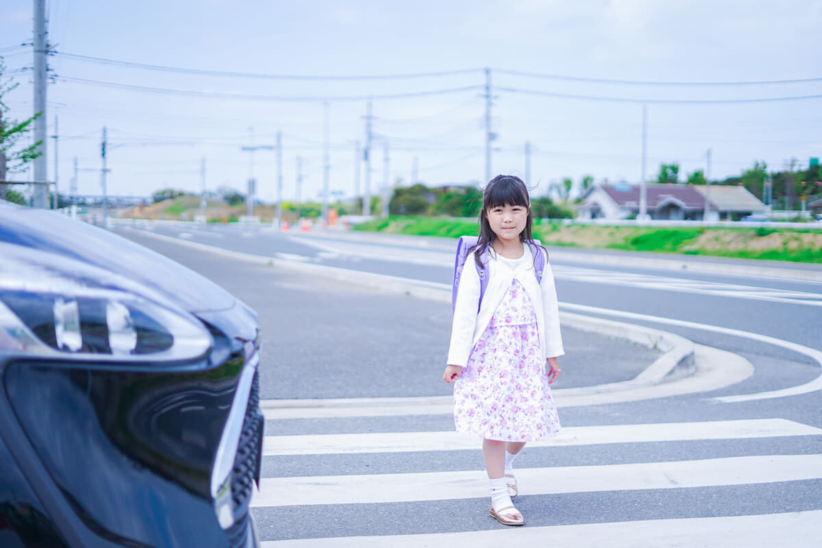 歩行者が横断歩道を渡ろうとしている時は自動車は進路を妨害せずに一時停止をしなければならない