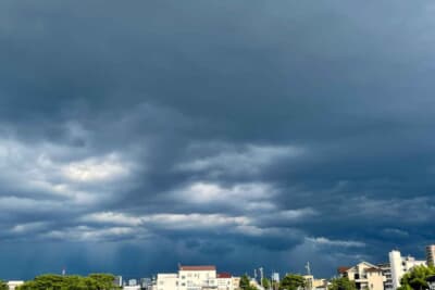 ゲリラ豪雨が近づいてくると、雲が真っ黒になり始めるため、早めに対策をしておきたい