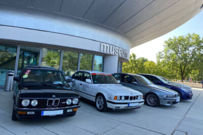 BMWミュージアムの入口に展示される歴代M5