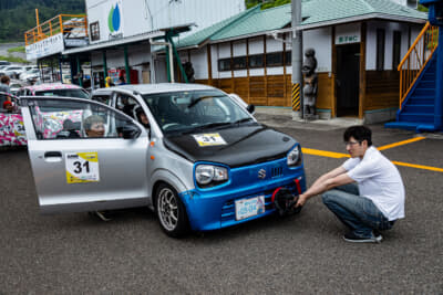 トラブル車両を回収するため赤旗が出る。待機場所に整列中はボンネットを開けないのであれば、ファンなどによるクーリングが可能