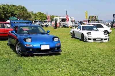 3代にわたる歴代車全てでリトラクタブルヘッドライトを採用した、マツダ3代目FD型「RX-7」。当時でも斬新だった流麗フォルムに魅了されるオーナーは多い