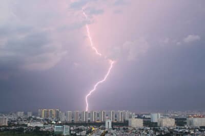 落ちた雷が車体の表面を伝って地面へと抜けていくことを、ファラデーシールドまたはファラデーケージと呼ぶ