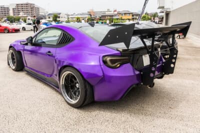 スバル BRZ：リアバンパーのディフューザーのセンターを大胆にカット。スパルタンなイメージになっている