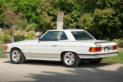 3万9100ドル（邦貨換算約580万円）で落札されたメルセデス・ベンツ「350SL ロードスター」（C）bonhams