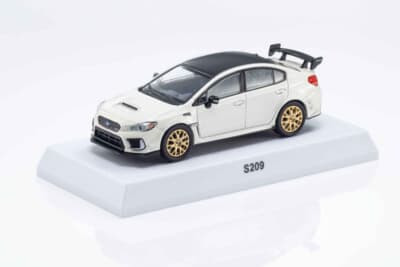 スバル S209：KYOSHO ONLINE版では、クリスタルホワイトパール＋マットゴールドホイールの組み合わせ