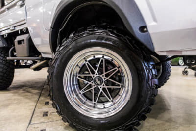 ダイハツ ハイゼットトラック：WORK EQUIPホイールの15インチ×9J＋7という巨大サイズのリムに215/75R15サイズのBFグッドリッチ マッドテレーンT/A KM3タイヤを装着