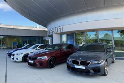 BMWミュージアムの入口に展示される歴代M5