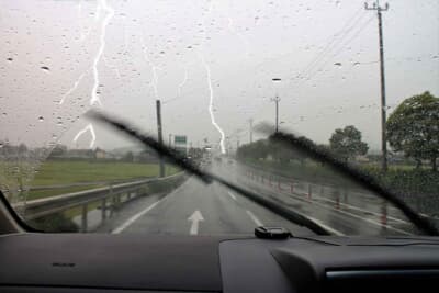 車内にいれば雷が落ちても、死に至ることはないのは事実だ