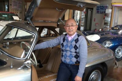 筆者と写っているメルセデス・ベンツ 300SLはレプリカモデルだ