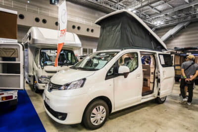 東和モータース ZELT NV：外観は普通のNV200バネットなので、平日は通勤に、週末はキャンプにと、これ1台でオールマイティに使える