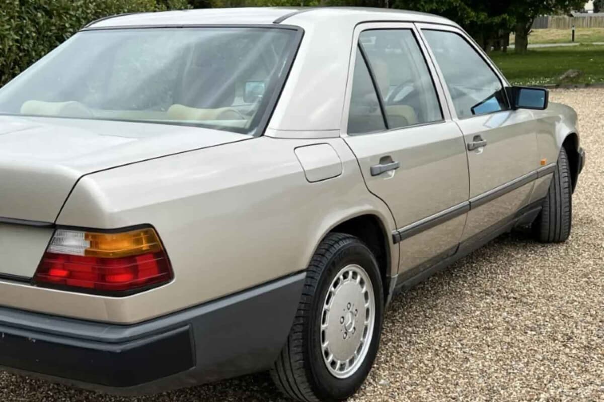 5063ポンド（邦貨換算約97万円）で落札されたメルセデス・ベンツ「300E」（C）ICONIC AUCTIONEERS