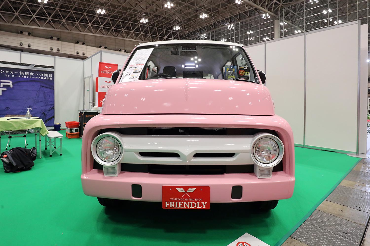 トヨタ「タウンエース」が往年のフォード「F100」顔に！ 愛犬と快適生活が送れる装備満載…断熱バッチリで12Vクーラーで真夏も安心です