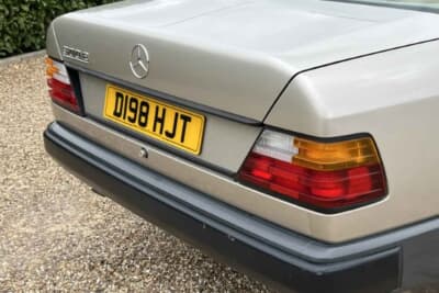 5063ポンド（邦貨換算約97万円）で落札されたメルセデス・ベンツ「300E」（C）ICONIC AUCTIONEERS