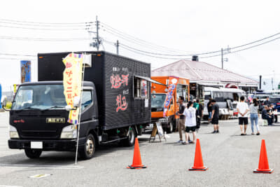 会場内にはキッチンカーも