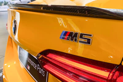 BMW M5 Mパフォーマンス：M5ロゴも変更された