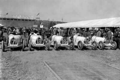 100年前の1924年8月3日、エットーレ・ブガッティの新型レーシングカー5台がリヨンGPのスターティンググリッドに着き、ブガッティ タイプ35が初めて世界にお披露目された