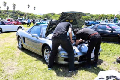 ホンダ NSX：イベント展示中に、主治医が来場して実際にパーツ交換を敢行。レッカー手配などで痛い出費をすることなく、できるだけ自走で帰宅でき、その後修理ができるようにと行動してくれる主治医の存在も、“shinchiyan3740”さんが長くこの愛車を楽しめている大きな理由なのだ