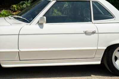 3万9100ドル（邦貨換算約580万円）で落札されたメルセデス・ベンツ「350SL ロードスター」（C）bonhams