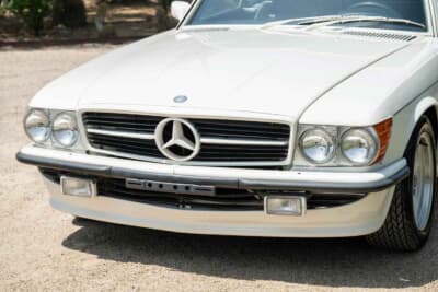 3万9100ドル（邦貨換算約580万円）で落札されたメルセデス・ベンツ「350SL ロードスター」（C）bonhams