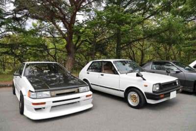 トヨタの小型スポーツカー、4代目 AE86型 カローラレビン（左）と2代目 KP型スターレット（右）